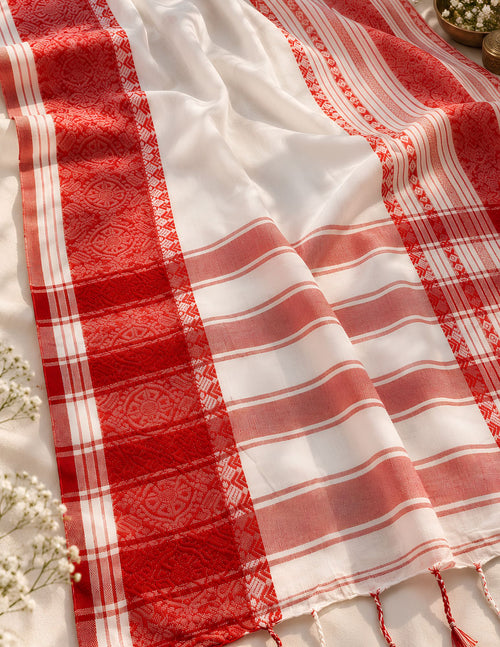 Laal Shada red and white handloom cotton saree fabric detail